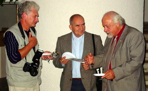 R. Rakausko parodoje - anykštėnai fotomenininkai Alfredas Motiejūnas, Aloyzas Janušis ir rašytojas Rimantas Vanagas.